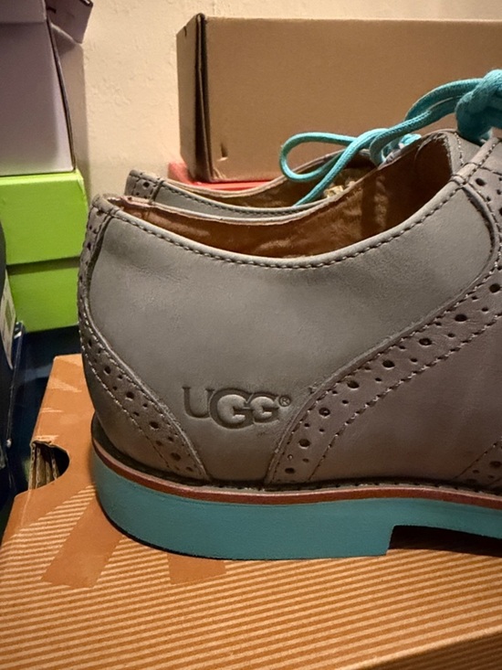 UGG Men\'s Gray Oxfords with Bright Turquoise Trim main image 4